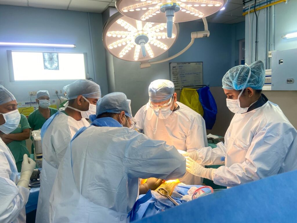 Dr Biren Nadkarni performing Knee Replacement Surgery