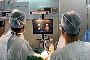 dr-biren-performing-robotic-knee-replacement